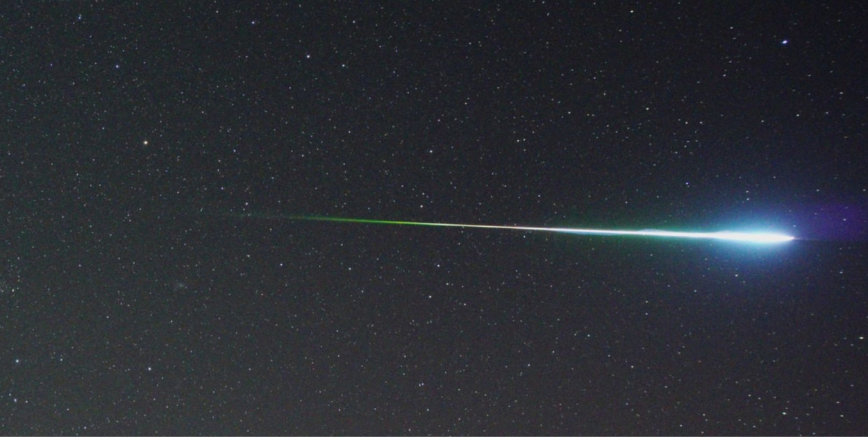Bolid z roju Perseidów o jasności −9 mag, który pojawił się podczas maksimum w nocy z 11 na 12 sierpnia 2016 roku o godzinie 23:59 UTC. Fot. Siarakduz (CC BY-SA 4.0)