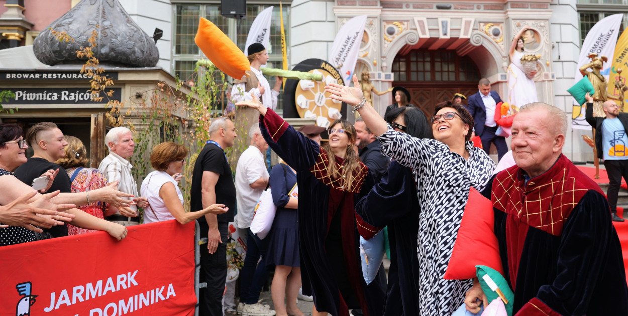 Wyrzucanie poduszek. Fot. Dominik Paszliński / gdansk.pl