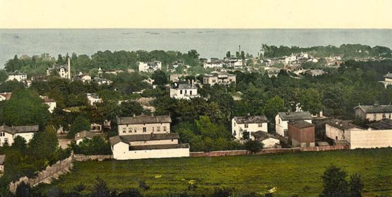 Fotografia przedstawiająca dolny bieg obecnej ul. Armii Krajowej (dawnej ul. Królewskiej) nieopodal skrzyżowania z ul. 23 Marca, zdjęcie z 1899 r.  (US Library of Congress), za: www.dawnysopot.pl.