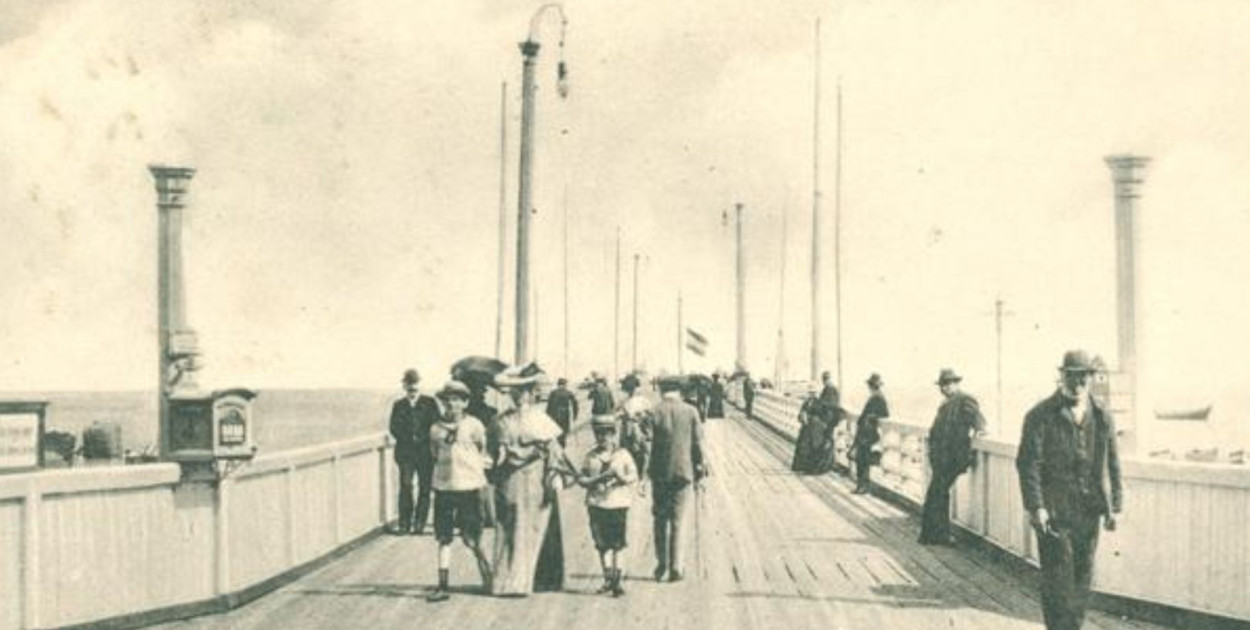 Widok na molo na początku XX w., zdjęcie z 1901 r. (K.C., Clara Bernthal, 1901 r.), za: www.dawnysopot.pl.