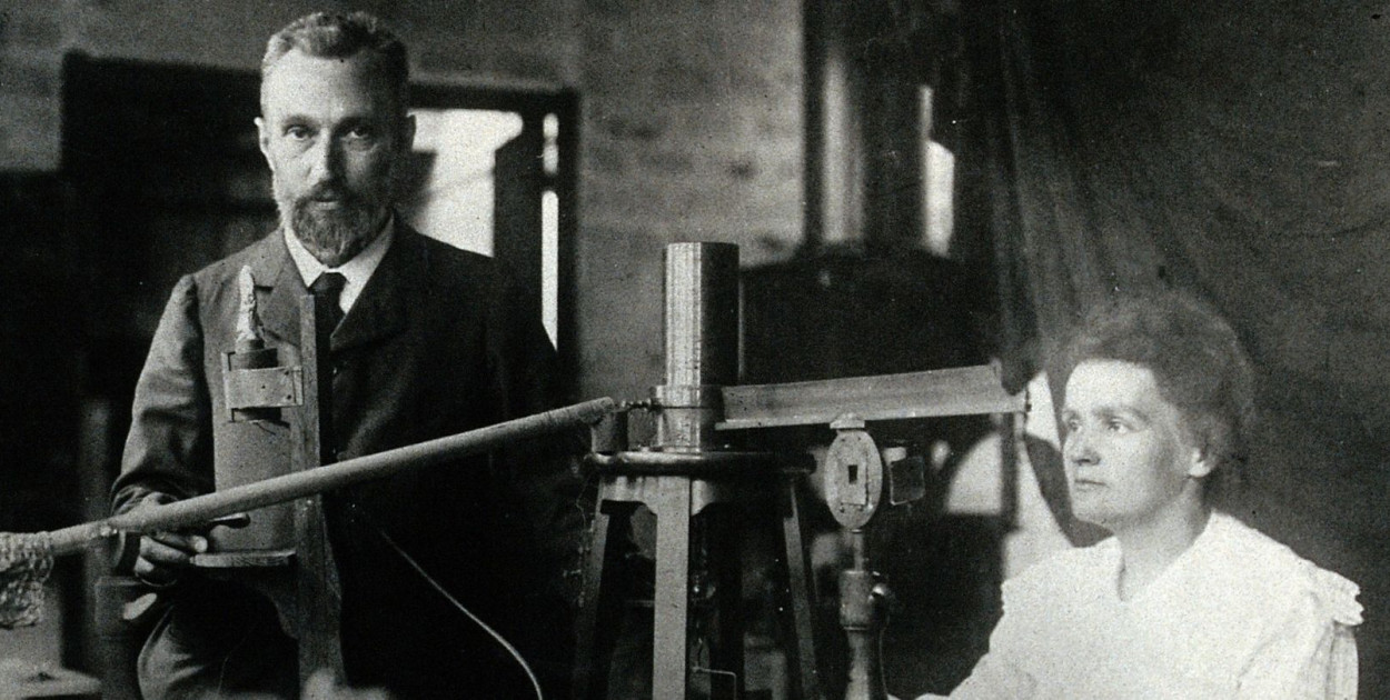 Pierre i Maria Skłodowska-Curie w laboratorium.