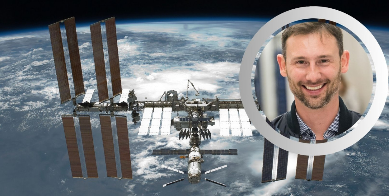 Zdjęcie w tle: Międzynarodowa Stacja Kosmiczna, fot. NASA (domena publiczna). Zdjęcie w okręgu: Sławosz Uznański-Wiśniewski (2023), fot. Adrian Grycuk (CC BY-SA 3.0 pl).