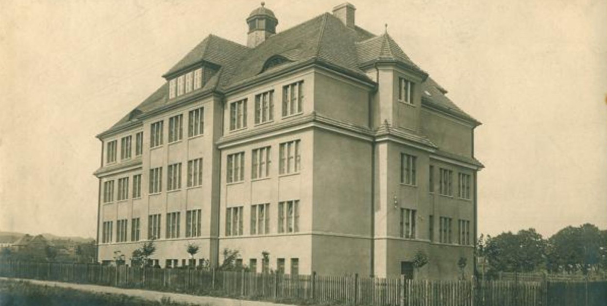 Szkoła Powszechna w Karlikowie na zdjęciu z ok. 1924 r. (KC). Za: www.dawnysopot.pl.