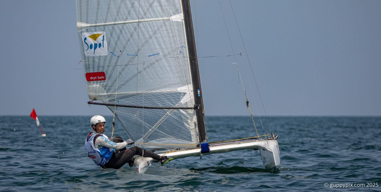 Jakub Surowiec na katamaranie A-Class. Fot. materiały prasowe UKS Navigo