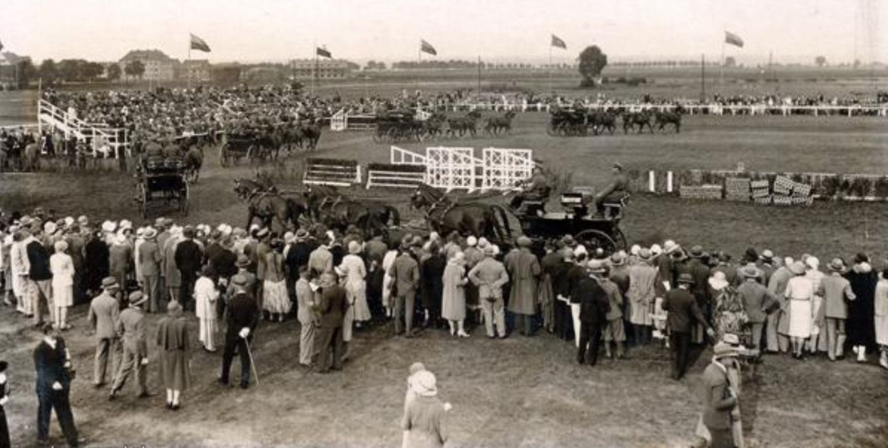 Zawody w powożeniu zaprzęgami konnymi na sopockim hipodromie, zdjęcie z ok. 1925 r. (KC), za: www.dawnysopot.pl.