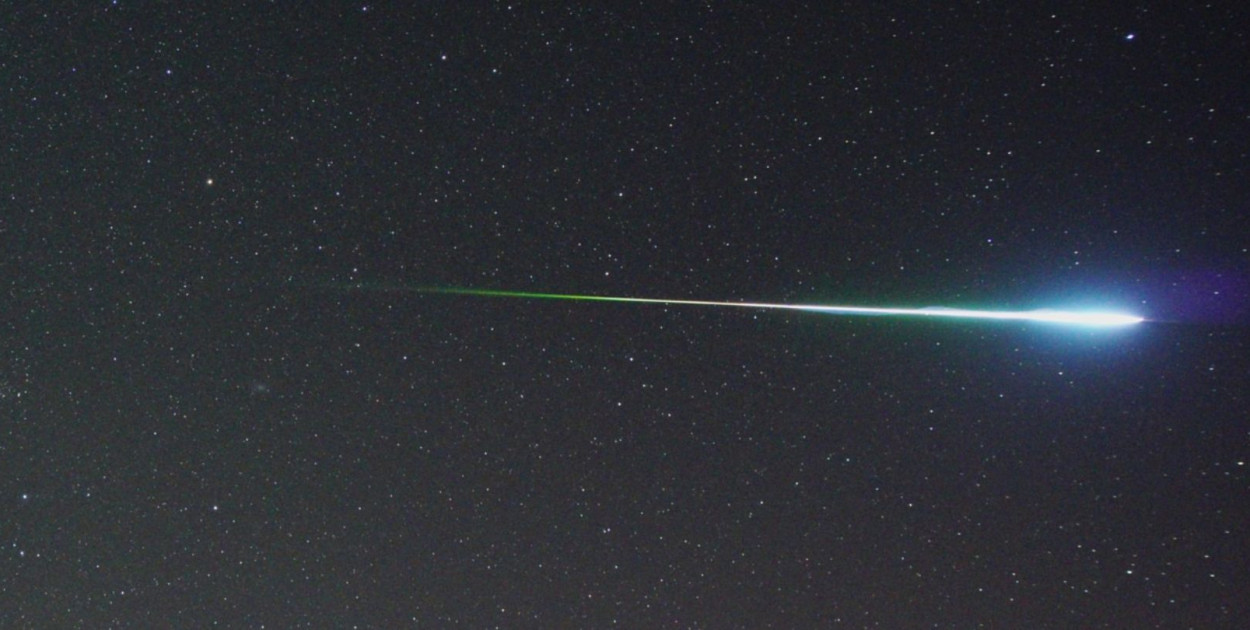 Zdjęcie poglądowe. Bolid z roju Perseidów o jasności −9 mag, który pojawił się podczas maksimum w nocy z 11 na 12 sierpnia 2016 roku o godzinie 23:59 UTC. Fot. Siarakduz (CC BY-SA 4.0)