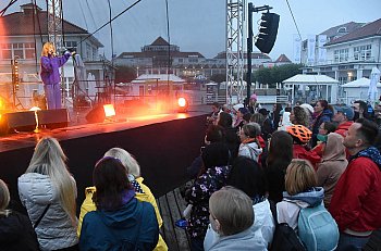 Mela Koteluk wystąpiła na sopockim molo o wschodzie słońca! Tłumy i wyjątkowa atmosfera [FOTO]-826