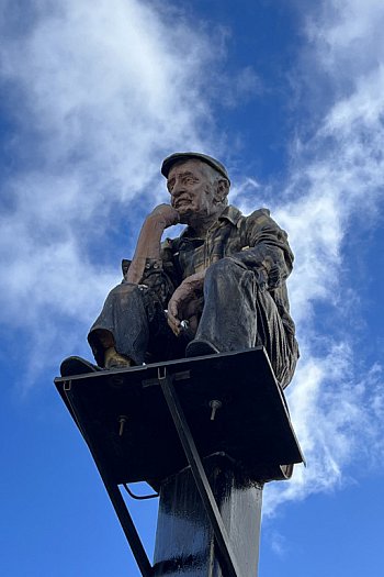 Pomnik chłopa w Sopocie! Nowa rzeźba stanęła przy Państwowej Galerii Sztuki [FOTO]-899