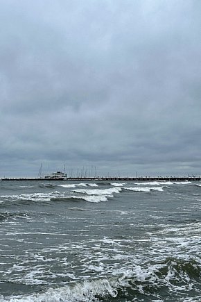 Klimatyczny Sopot na zdjęciach! Fale zawładnęły Bałtykiem [FOTO]-1385