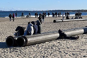 Trwa poszerzanie plaży w Sopocie! Olbrzymia rura przyciąga uwagę spacerowiczów [FOTO]-1450