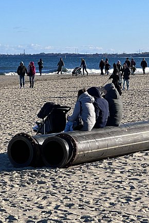 Trwa poszerzanie plaży w Sopocie! Olbrzymia rura przyciąga uwagę spacerowiczów [FOTO]-1450