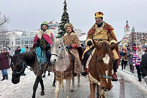 Orszak Trzech Króli znów przyciągnął tłumy! Barwny korowód przeszedł ulicami Sopotu [FOTO]-1514