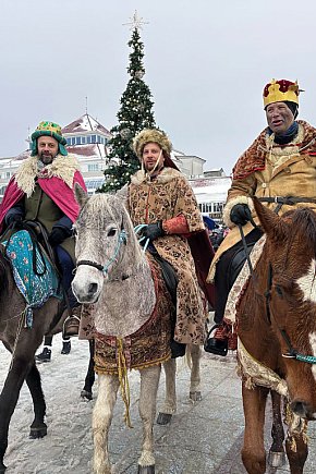 Orszak Trzech Króli znów przyciągnął tłumy! Barwny korowód przeszedł ulicami Sopotu [FOTO]-1514