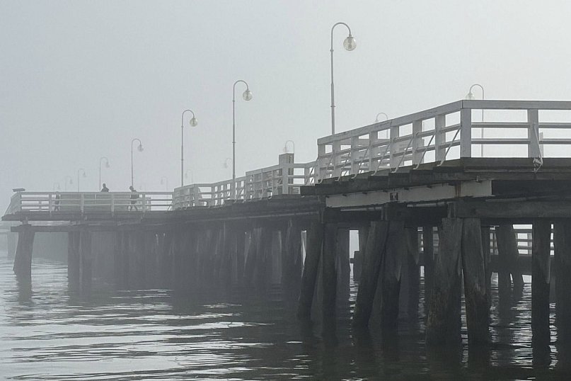 Poranna mgła otuliła dziś Sopot jak miękki koc, tworząc bajkowy klimat [FOTO]