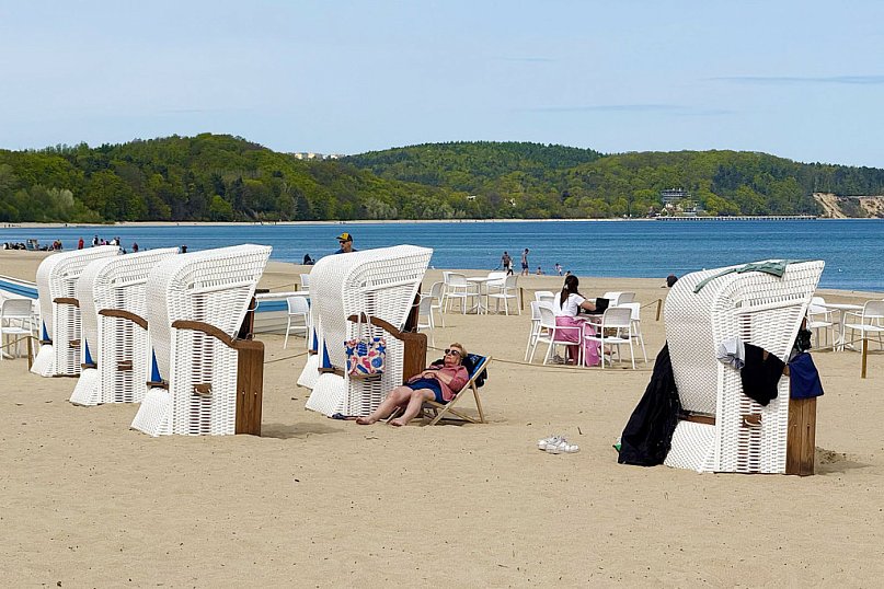 Pierwsi turyści już w Sopocie! Kurort budzi się na majówkę [FOTO]