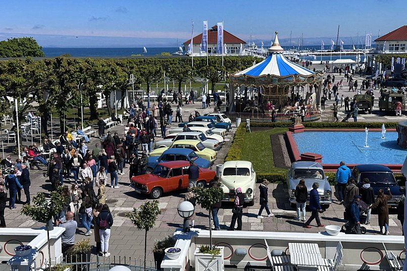 Syreny, wołgi i trabanty – powrót legend motoryzacji przy sopockim molo [FOTO]