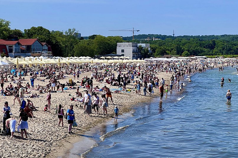 Sopot rozpoczął sezon plażowy! Tłumy turystów ruszyły nad morze [FOTO]