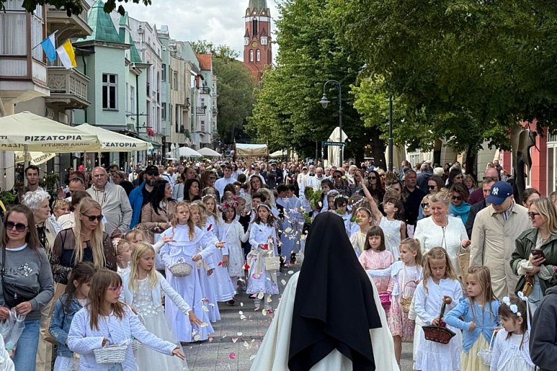 Tłumy na procesji Bożego Ciała w Sopocie [FOTO]