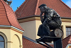 Pomnik chłopa w Sopocie! Rzeźba stanęła przy Państwowej Galerii Sztuki [WIDEO]-15944