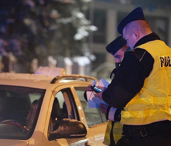 Czy taxi na aplikację są bezpieczne? Policyjne zatrzymania podczas nocnej kontroli-20671
