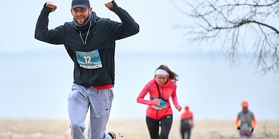 Biegacze zmierzyli się na plaży w Sopocie! Pokonali trasę liczącą 4 km [FOTO]-30191