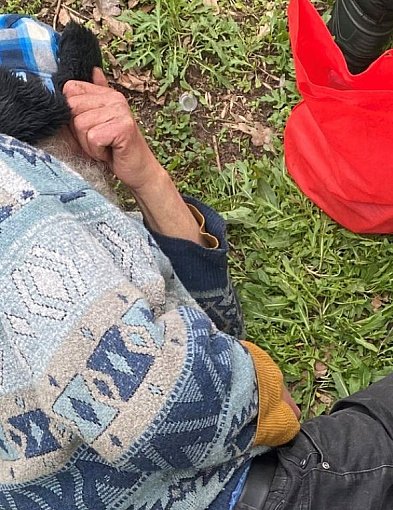 Zagubiony senior leżał na trawniku w Sopocie-32402