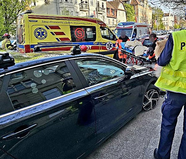 Poważny wypadek na Alei Niepodległości w Sopocie! Dwie kobiety trafiły do szpitala-32499