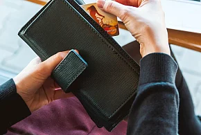 Emeryci coraz częściej rezygnują z gotówki. Wiemy, dlaczego-32511