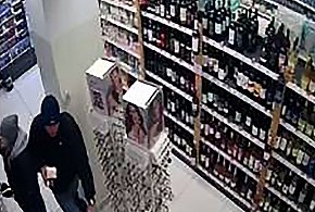 Kradzież perfum za 1000 zł w Sopocie! Rozpoznajesz mężczyzn z nagrania?-32699