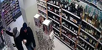 Kradzież perfum za 1000 zł w Sopocie! Rozpoznajesz mężczyzn z nagrania?-32699