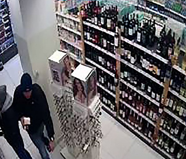 Kradzież perfum za 1000 zł w Sopocie! Rozpoznajesz mężczyzn z nagrania?-32699
