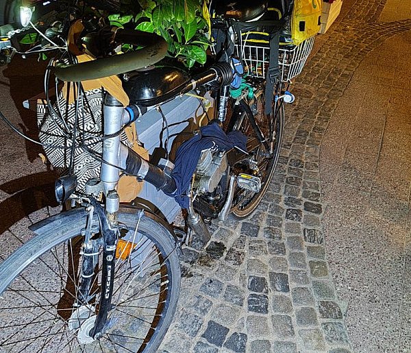 Jechał motorowerem po Monciaku! Zamiast lampy użył... znicza-33671