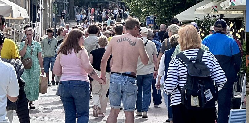 Wakacyjny luz czy brak kultury? Golasy wróciły na ulice Sopotu [OPINIE] - 33727