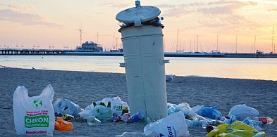 Sopot nie jest wyjątkiem! Polacy szturmują Bałtyk i zostawiają góry śmieci-33851