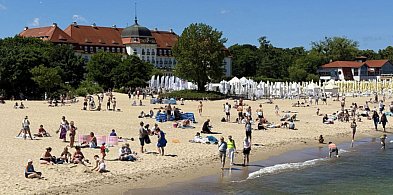 "Niewychowani turyści" na plaży w Sopocie. W ruch idą grille, głośniki i... gaz-34389