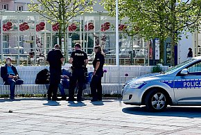 Siał postrach w centrum Sopotu! Krzyczał i kopał w samochody-34585