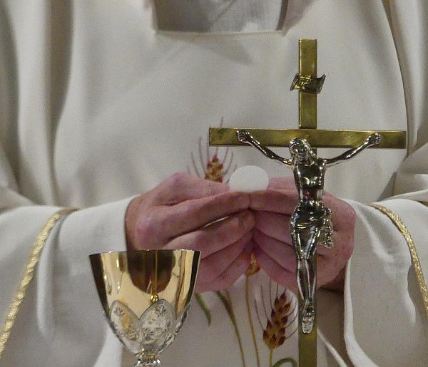Nowa danina na Kościół? Pieniądze mają być pobierane prosto z pensji-34827