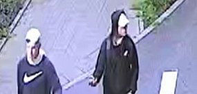 Podpalenie auta w Sopocie! Policja szuka tych mężczyzn