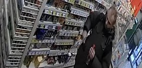 Wlał coś do octu i odstawił! Policja szuka klienta