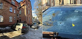 Bryły lodu spadły na auta w Sopocie