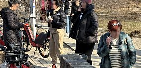 Zakaz na plaży, duszący dym przy wyjściu.