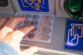 Z kont znikały pieniądze. Policja i bank badają ogólnopolski incydent-36631