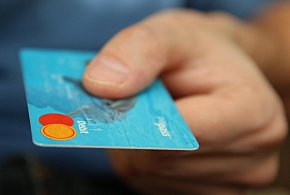 Fiskus skontroluje płatności kartą Polaków? Resort zabiera głos-37284