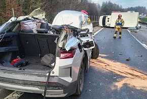 Skoda bez dachu i przewrócone auto dostawcze! Poważny wypadek i utrudnienia na obw-38049