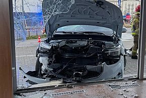 71-letni kierowca wjechał w witrynę w centrum Gdyni! Poszkodowana 16-latka w szpit-38096