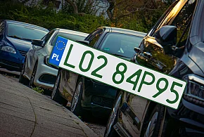 Tablice z zielonymi napisami na kolejnych autach. Nie chodzi o "elektryki"-38147