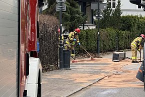 Kolizja z udziałem śmieciarki w Sopocie! Wyciek oleju i utrudnienia