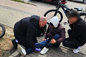 Leżał na drodze, nikt nie reagował. Pomogli dopiero policjanci z Sopotu