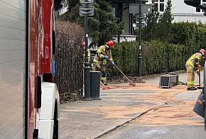 Niebezpieczny wyciek w centrum Sopotu! Olej wydostał się z ciężarówki