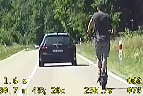 Pędził hulajnogą po drodze wojewódzkiej! Nie miał nawet kasku